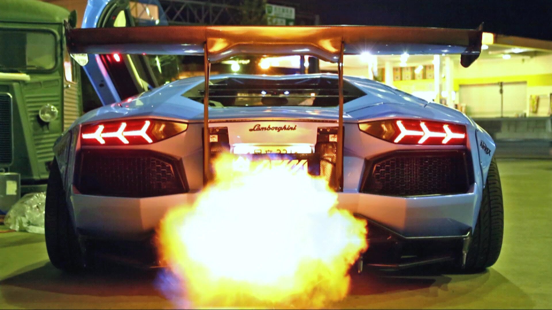 Las espectaculares llamaradas del Lamborghini Aventador (vídeo) -