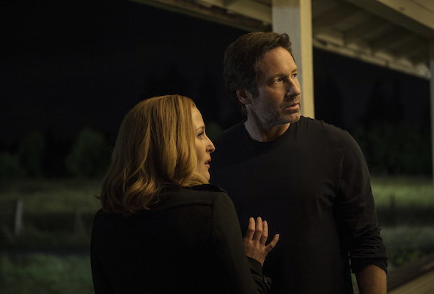 THE X-FILES:  L-R:  Gillian Anderson and David Duchovny.  The next mind-bending chapter of THE X-FILES debuts with a special two-night event beginning Sunday, Jan. 24 (10:00-11:00 PM ET/7:00-8:00 PM PT), following the NFC CHAMPIONSHIP GAME, and continuing with its time period premiere on Monday, Jan. 25 (8:00-9:00 PM ET/PT).  ©2016 Fox Broadcasting Co.  Cr:  Ed Araquel/FOX