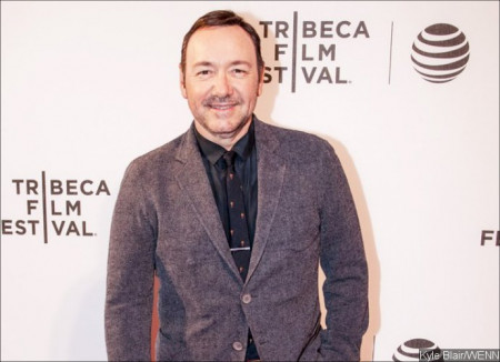 kevin-spacey-caught-giving-a-man-oral-sex-in-public-in-newly-uncovered-photos