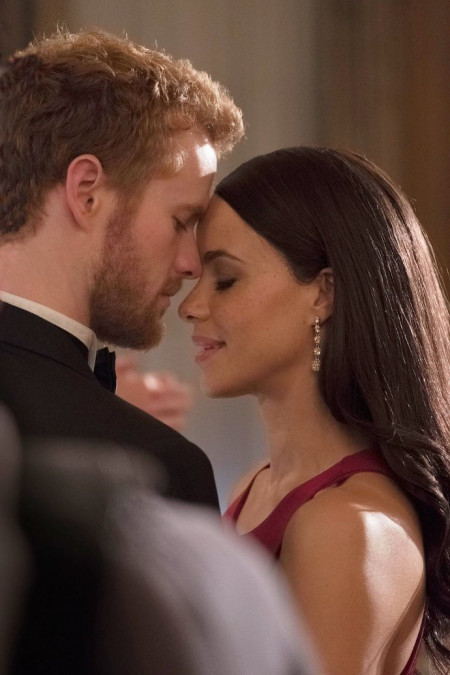 news-00118082-lifetime-s-meghan-markle-and-prince-harry-movie-releases-new-romantic-pics-450x675